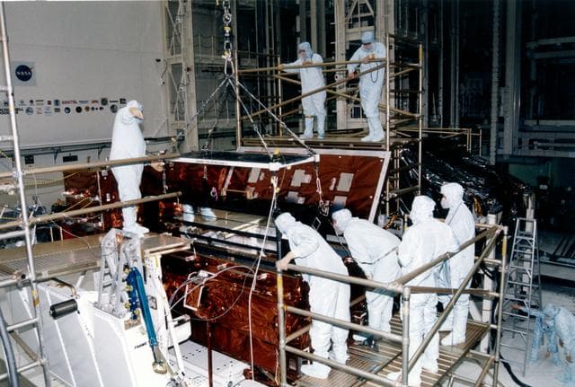 NASA image: STS-82 Discovery payloads being integrated in VPF