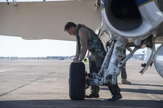 NASA image: NASA Pilots Prepare for QSF18 Flight