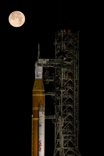 NASA image: SLS on the pad