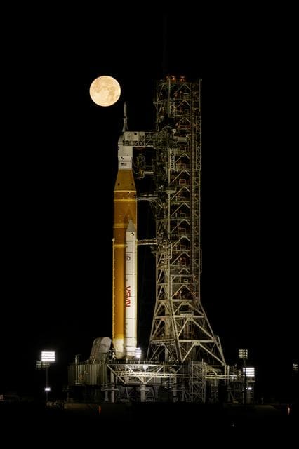 NASA image: SLS on the pad
