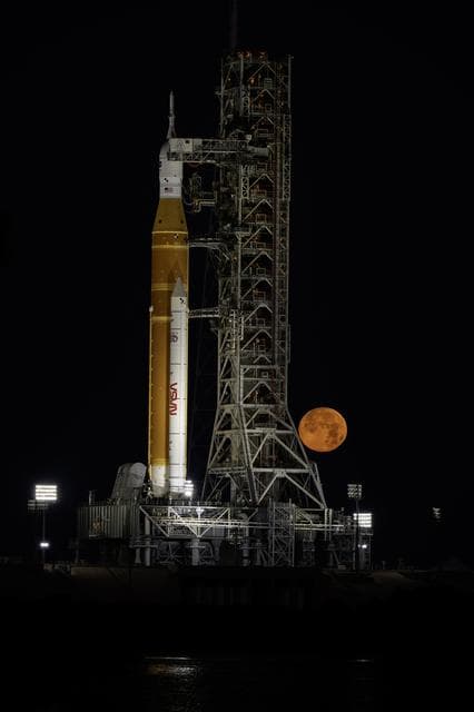 NASA image: SLS on the pad