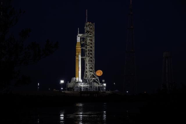 NASA image: SLS on the pad