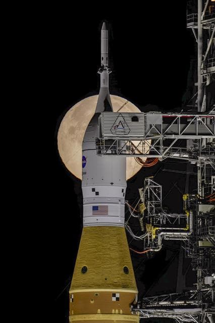 NASA image: SLS on the pad