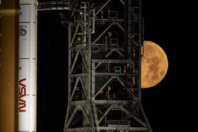 NASA image: SLS on the pad
