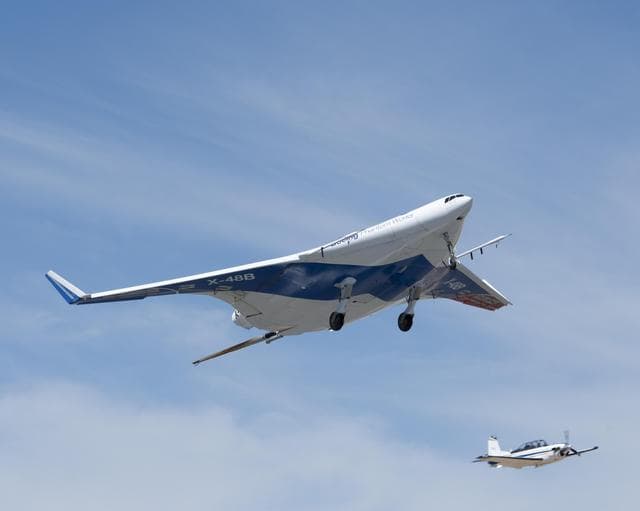 Dryden's T-34 Chases the X-48B