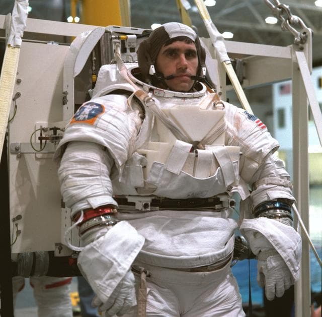 NASA image: STS-106 crew training in NBL
