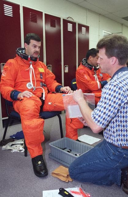 NASA image: STS-106 crew trains in building 9