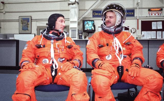 NASA image: STS-106 crew engages in bailout training
