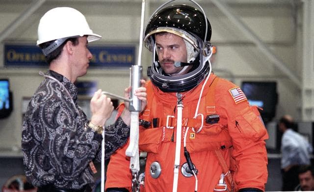 NASA image: STS-106 crew engages in bailout training