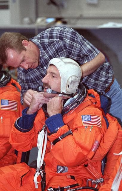 NASA image: STS-106 crew engages in bailout training