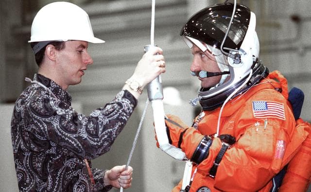 NASA image: STS-106 crew engages in bailout training