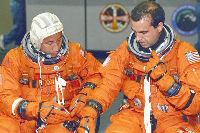 NASA image: STS-106 crew trains in building 9