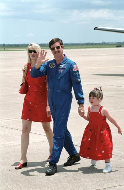 NASA image: STS-101 crew return at Ellington Field