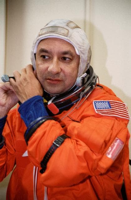 NASA image: STS-98 crewmembers engages in preflight training in building 5