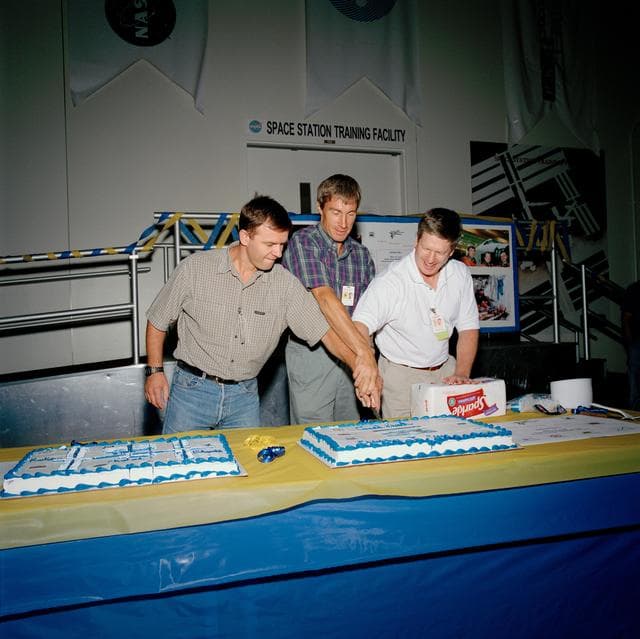 NASA image: Cake cutting celebration with Expedition 1 crew in Building 5