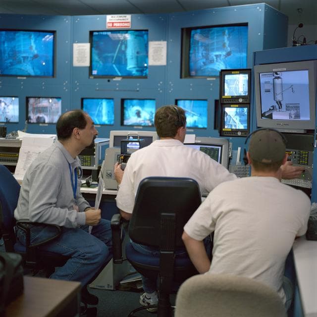NASA image: STS-100 crewmembers prepare to train in NBL