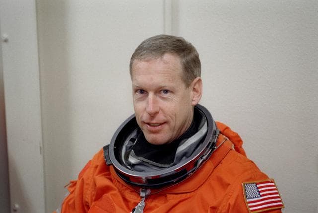 NASA image: STS-105 LES suit-up at SMS in Building 5