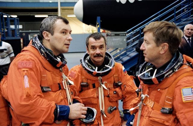 NASA image: Expedition Three crew during Emergency Egress Training in bldg 9, CCTII