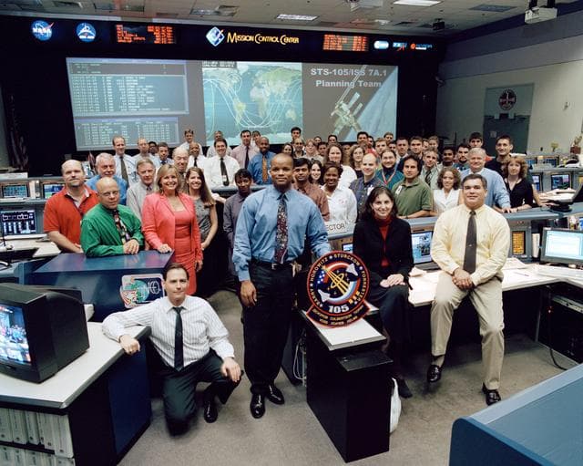 NASA image: STS-105 Flight Control Team Photo