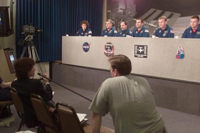 NASA image: STS-102 Preflight Press Briefings