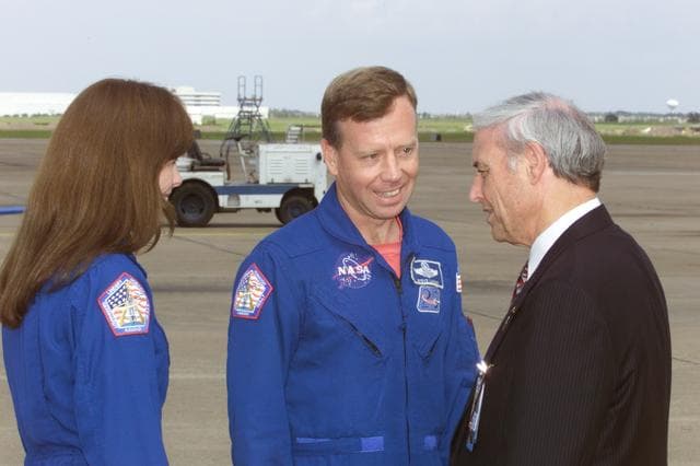 NASA image: STS-104 Crew Return, Ellington Field, Building 990