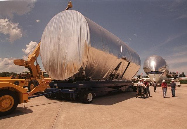NASA image: KSC-00pp1039