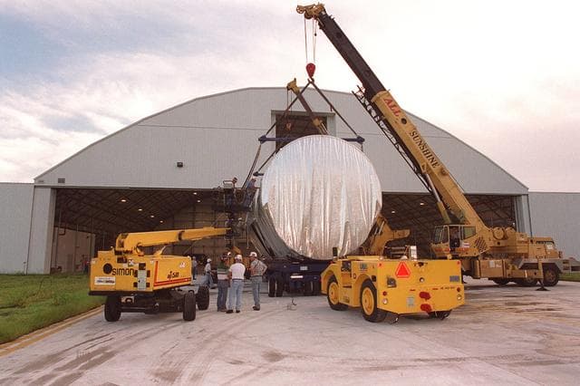NASA image: KSC-00pp1044