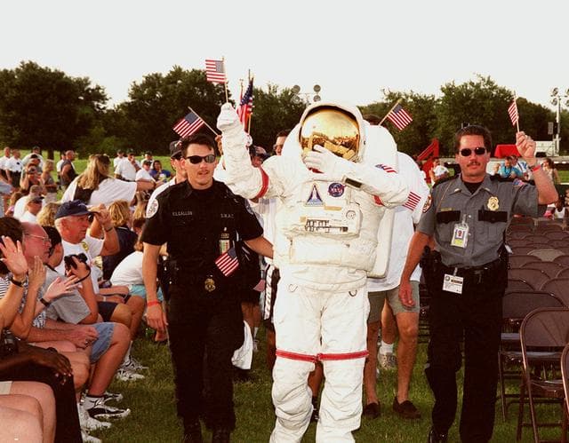 NASA image: KSC-00pp1082