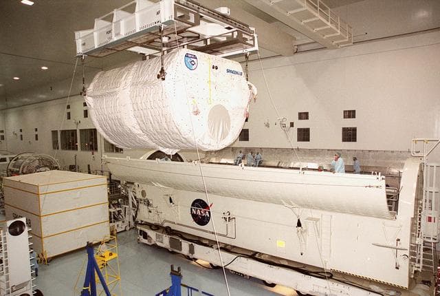 NASA image: KSC-00pp1100