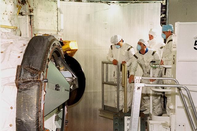 NASA image: KSC-00pp1472