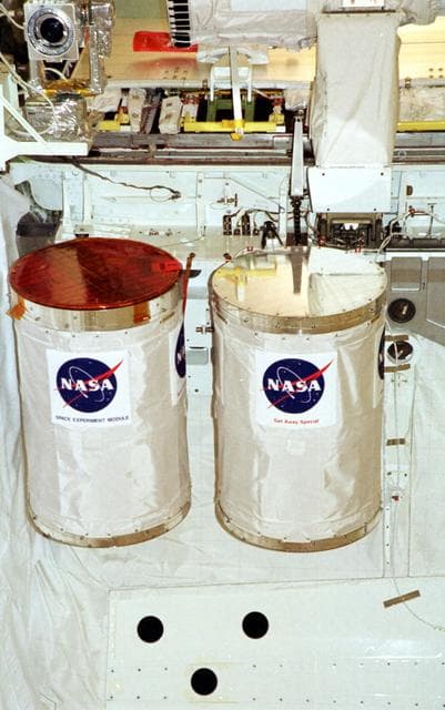 NASA image: KSC-01PP1402