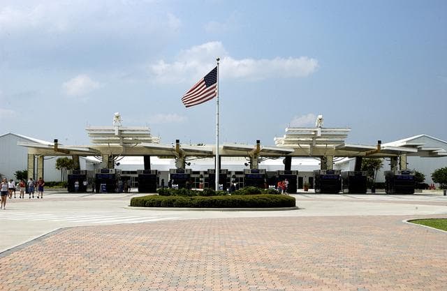 KENNEDY SPACE CENTER, FLA. -   The ticket plaza provides entrance into the KSC Visitor Complex.  An orientation center inside provides a multilingual guest service staff to greet guests.