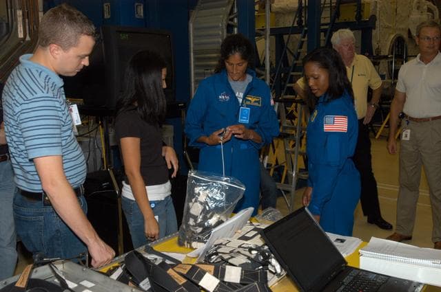 NASA image: KSC-06pd2250