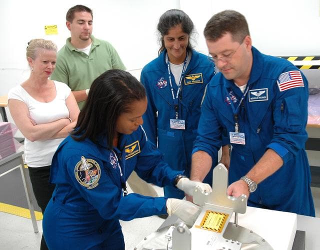NASA image: KSC-06pd2304