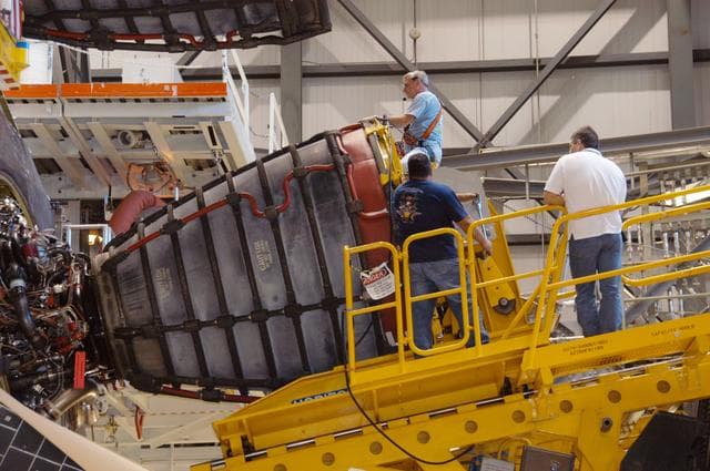 NASA image: Space Shuttle Main Engine 3 install in Endeavor