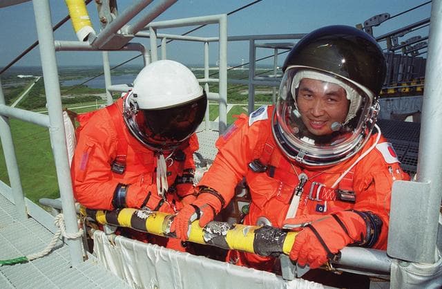 NASA image: KSC00pp1379