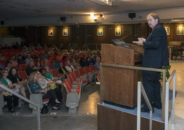 NASA image: Author Rick Bragg speaks to Marshall employees during the annual