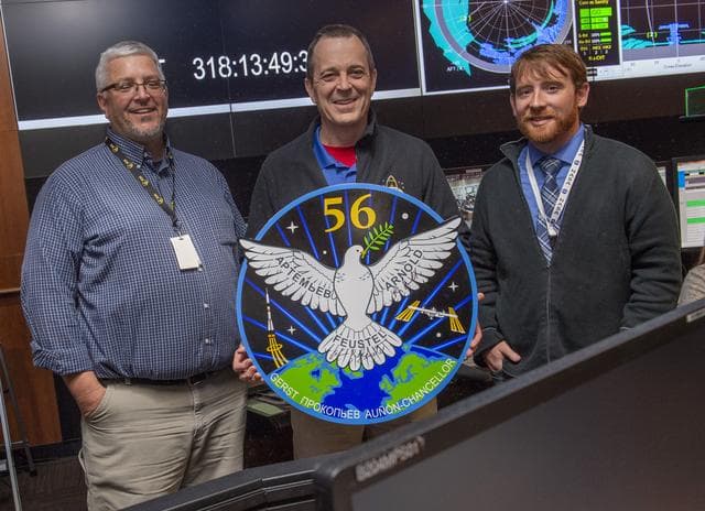 NASA image: 6415   CHUCK JACKSON, ASTRONAUT ARNOLD, JOHN NIX POSE WITH EXPED