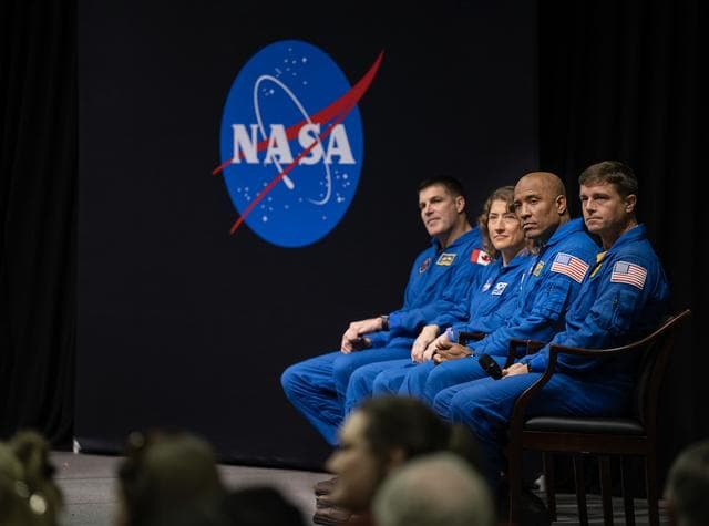 NASA image: ARTEMIS II CREW VISIT