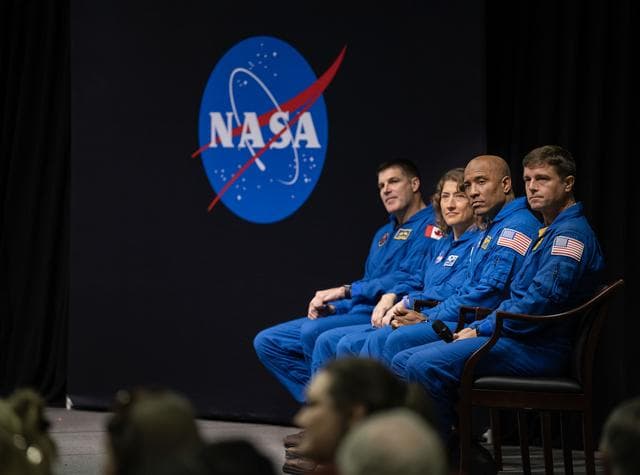NASA image: ARTEMIS II CREW VISIT