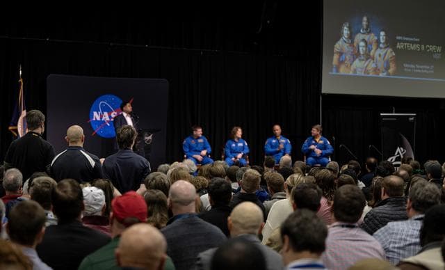 NASA image: ARTEMIS II CREW VISIT