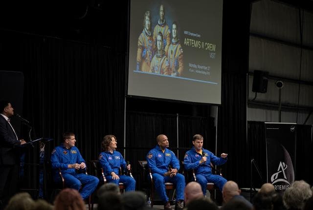NASA image: ARTEMIS II CREW VISIT