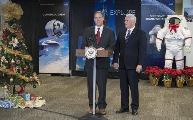 Vice President Meets with NASA Employees