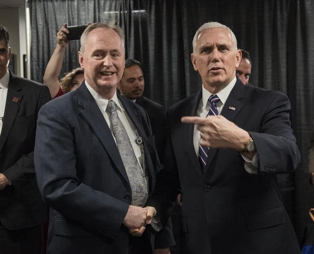 Vice President Meets with NASA Employees