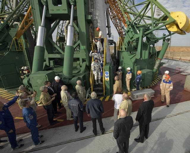 Expedition 61 Crew Wave Farewell