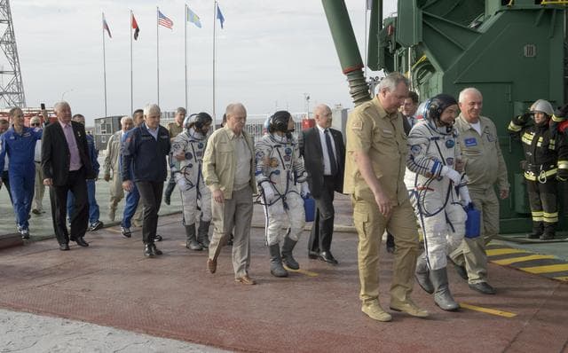 Expedition 61 Crew Wave Farewell