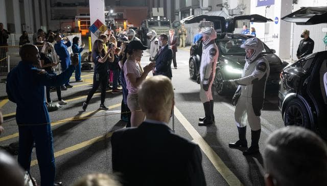 NASA image: NASA’s SpaceX Crew-6 Crew Walkout