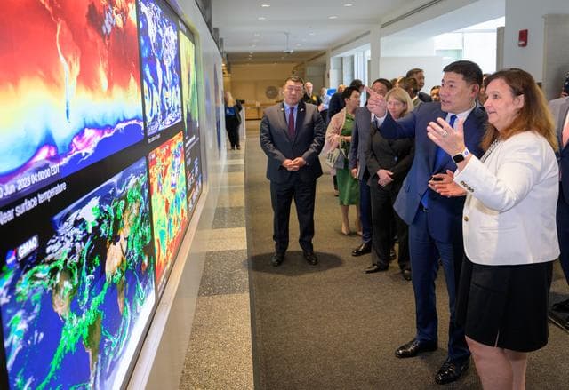 NASA image: Mongolian Prime Minister and NASA Deputy Administrator Meet
