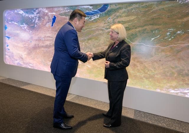 NASA image: Mongolian Prime Minister and NASA Deputy Administrator Meet