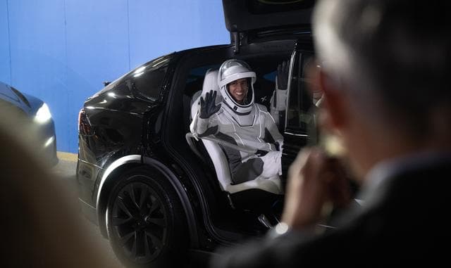 NASA image: NASA’s SpaceX Crew-7 Crew Walkout